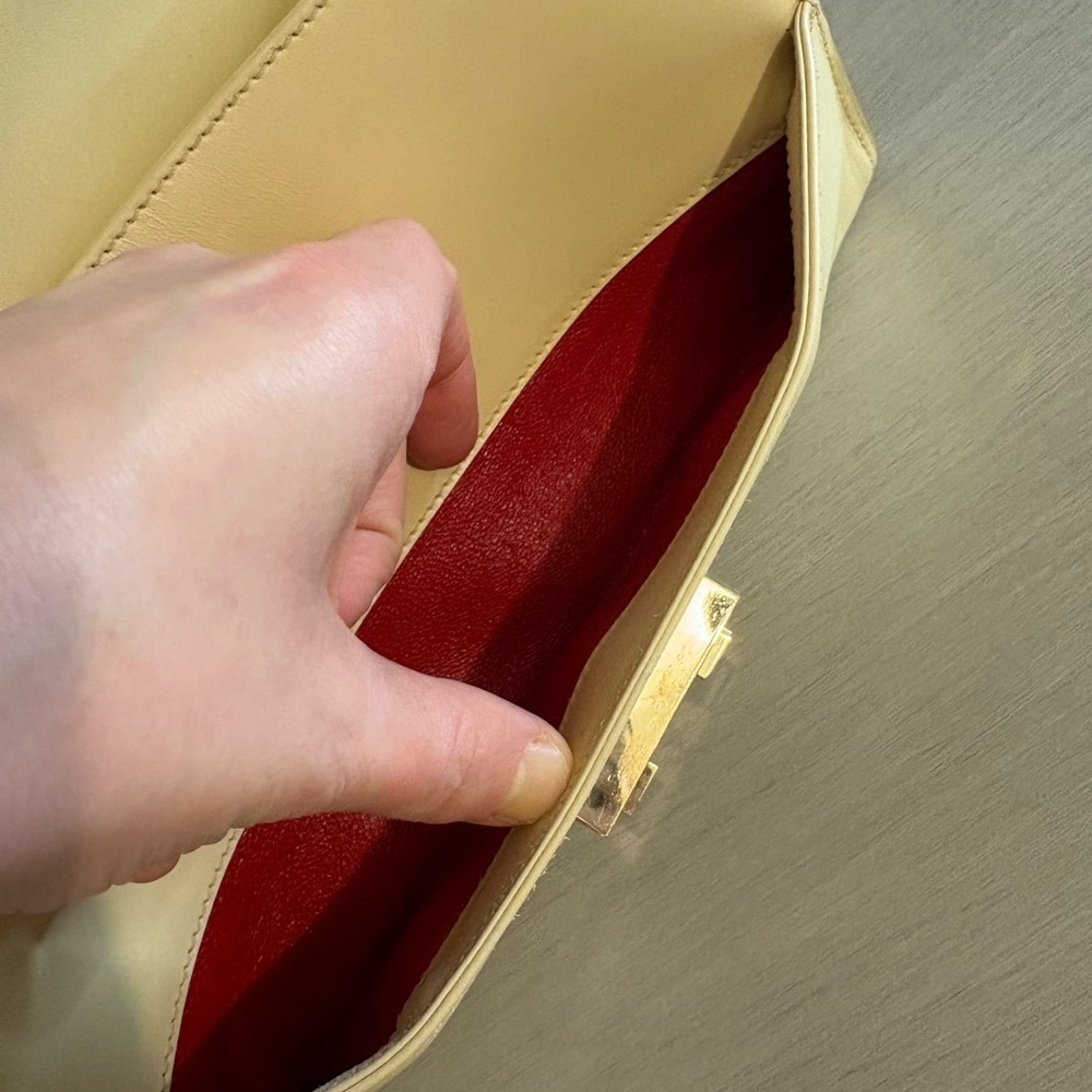 Gucci cream padlock bag with gold Accents. With box and dust bag . - Picture 14 of 16